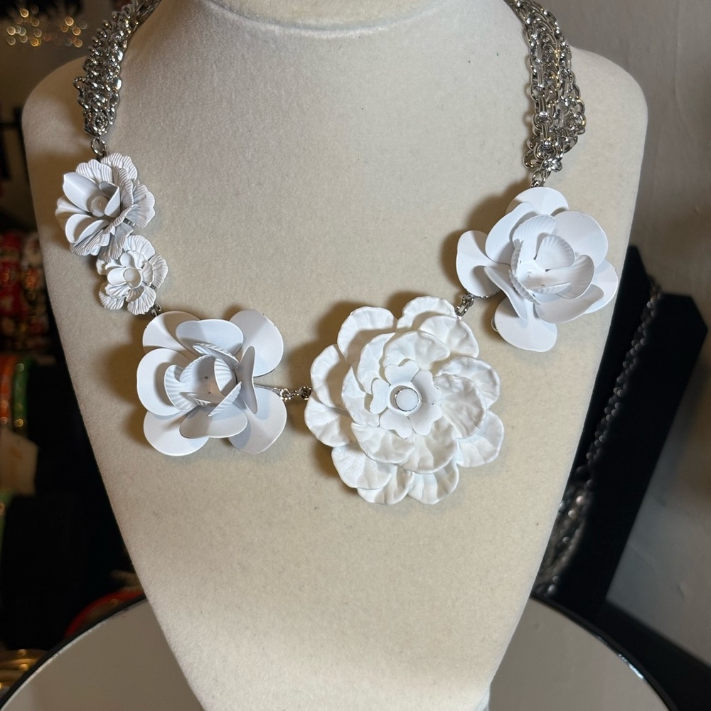 Elegant White Floral Necklace - Picture 1 of 2